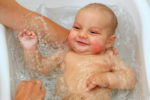 Как купать новорожденного ребенка?
